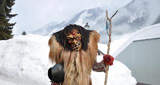 Impressionen des grossen L&ouml;tschentaler Fasnachtsumzugs.