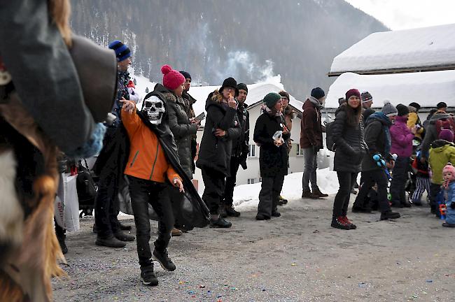 Impressionen des grossen Lötschentaler Fasnachtsumzugs.