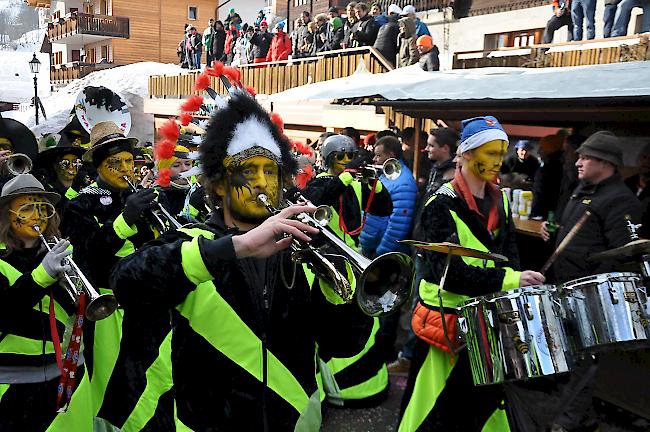 Impressionen des grossen Lötschentaler Fasnachtsumzugs.