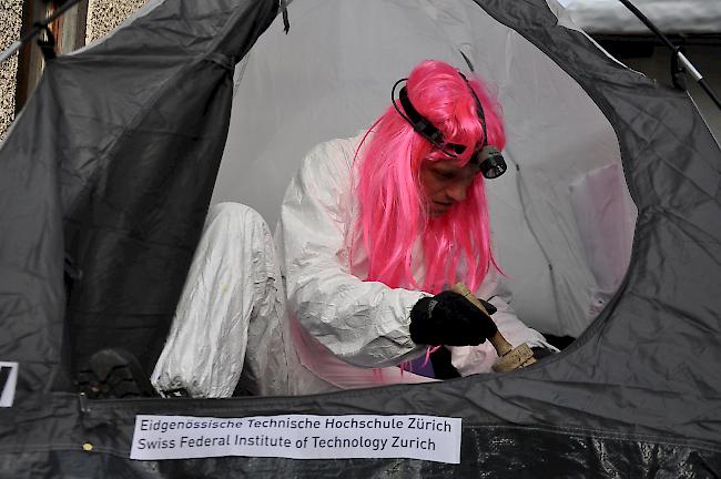 Impressionen des grossen Lötschentaler Fasnachtsumzugs.