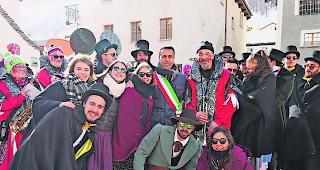 Italianit&agrave;. Aus Domodossola fand sich eine Fasnachtsdelegation mit Stadtpr&auml;sident Lucio Pizzi an der Spitze zum Polentafest in Simplon Dorf ein. 