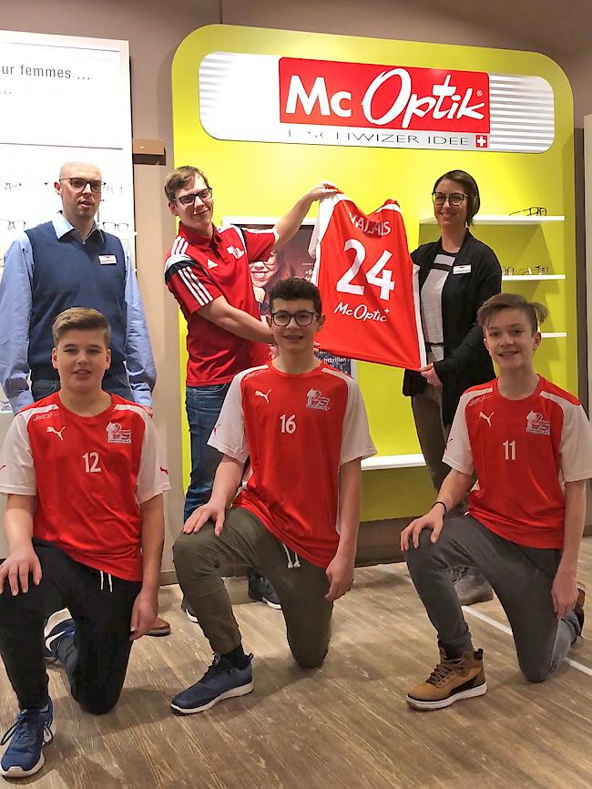 Freude. Die Spieler der U15 Wallis freuen sich über das Sponsoring.