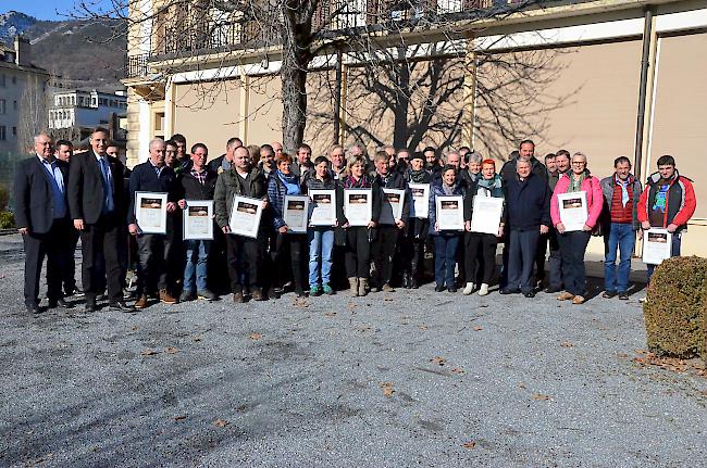 Lohn für harte Arbeit. «Raclette du Valais AOP» zeichnete am Mittwoch im Hôtel de Ville in Siders insgesamt 15 Käsereien und 22 Alpkäsereien für hervorragende Käsequalität aus.