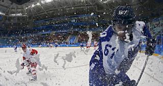 Klatsche f&uuml;r Russland. Im Bild: Der Slowake Matej Paulovic auf dem Weg zum Puck.