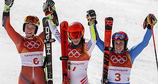 Mikaela Shiffrin (mitte) siegt vor Ragnhild Mowinckel (links) und Federica Brignone.