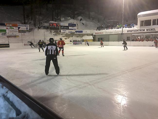 Der EHC Saastal und Franches Montagnes am Donnerstag im winterlichen Wichel.