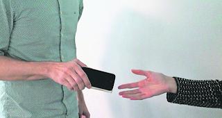 Handyentzug. Die Br&uuml;der nahmen der jungen Frau das Telefon ab. 