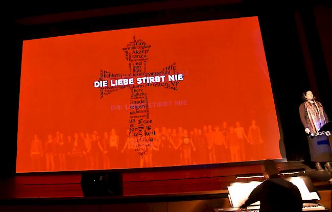 Impressionen von «Tod der Liebe», mit dem Oberwalliser Jugendliche am Donnerstagabend im Visper La Poste Premiere feierten.