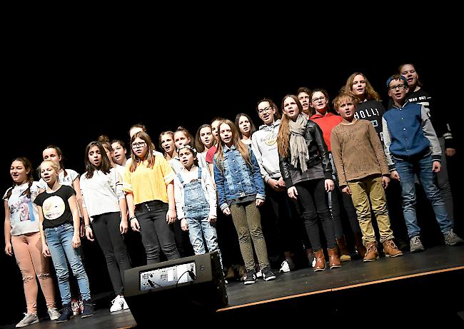 Impressionen von «Tod der Liebe», mit dem Oberwalliser Jugendliche am Donnerstagabend im Visper La Poste Premiere feierten.