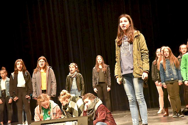 Impressionen von «Tod der Liebe», mit dem Oberwalliser Jugendliche am Donnerstagabend im Visper La Poste Premiere feierten.