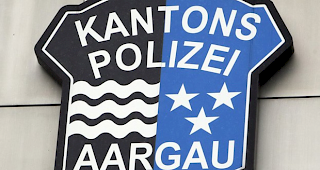 Die Kantonspolizei Aargau hat in Spreitenbach ein Ehepaar und ein Kind tot aufgefunden.