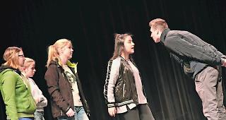 Mitgef&uuml;hl. Szene aus der Premiere von &laquo;Tod der Liebe&raquo;: Mitgef&uuml;hl statt Gleichg&uuml;ltigkeit wird gefordert. 