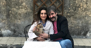 Deniz Y&uuml;cel mit seiner Frau. Der Journalist befindet sich derzeit nicht in Deutschland.