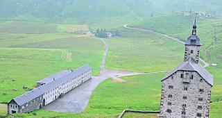 Schauplatz. Der Film spielt fast ausschliesslich im alten Barralhaus (links) neben dem alten Spittel.  