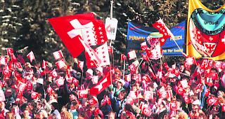 Volle H&uuml;tte. Anders als an zahlreichen Sportst&auml;tten von Pyeongchang w&uuml;rden die Sportstadien einer Winterolympiade in der Schweiz wohl zum Bersten voll sein. So wie hier an der Ski-Weltmeisterschaft von Crans-Montana 1987, deren unvergessene Volksfeststimmung damals die ganze Schweiz euphorisiert hatte. 