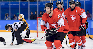 Simon Moser (links) nach seinem Tor gegen Deutschland