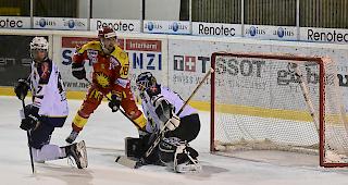 Die Villars-Spieler Yves Jelovac (links) und Goalie Florian Brugger gegen Siders' Topskorer J&eacute;r&eacute;my Gailland.