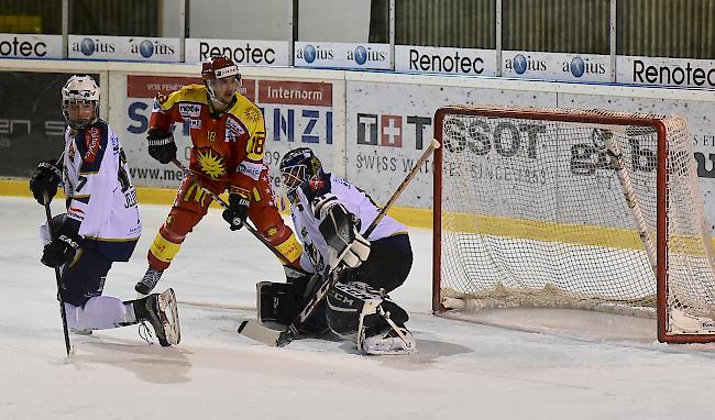 Die Villars-Spieler Yves Jelovac (links) und Goalie Florian Brugger gegen Siders