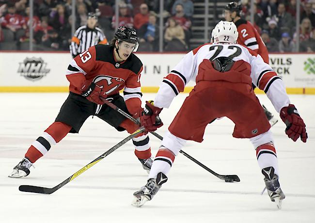 Nico Hischier vernascht seinen Gegenspieler. Der Oberwalliser macht derzeit von sich reden (Foto vom 15. Februar 2018).