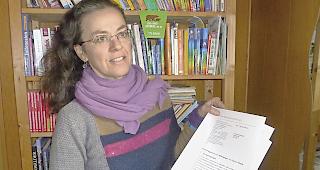 Eva-Maria Kl&auml;y mit dem Rechtsgutachten zum geplanten Bikenetz im Oberwallis.