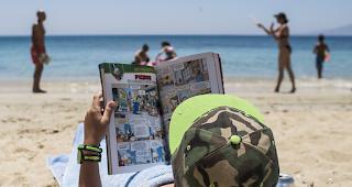 Griechenland in Griechenland. Badetouristen am Strand von Agios Prokopios auf Naxos.