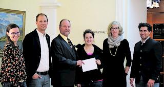 Guter Zweck. Pr&auml;sident Ted Mate (Dritter von links) &uuml;bergibt den Gewinn des Folklorefestivals Zermatt 2017 an den Jugendverein Zermatt.  