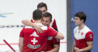 Die Erl&ouml;sung nach einem dramatischen Spiel, die Schweizer Curler stehen im Halbfinal.
