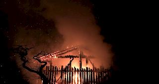 Ein Raub der Flammen. In Nendaz hatte die Feuerwehr in der Nacht auf Donnerstag einiges zu tun.