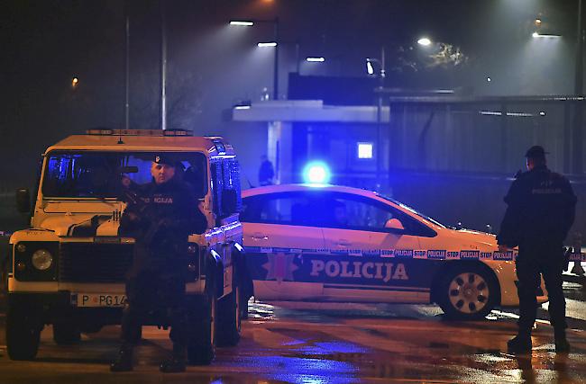 Polizei vor Ort. Der Mann sprengte sich selbst in die Luft.