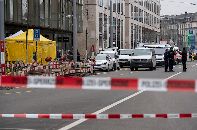 Die Polizei untersucht den Tatort in der Zürcher Europaallee.