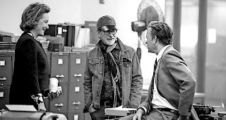 Z&uuml;gig gearbeitet. Regisseur Steven Spielberg (Mitte), umringt von Meryl Streep und Tom Hanks: Neun Monate f&uuml;r &laquo;The Post&raquo;. 
