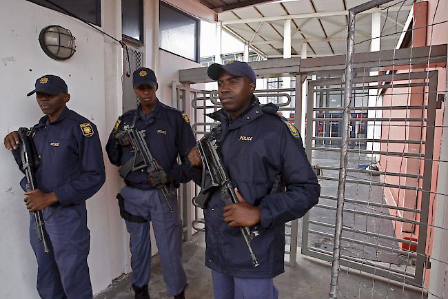 Südafrikanische Polizisten im Einsatz. Mehrere mutmassliche Täter wurden getötet (Archivbild).