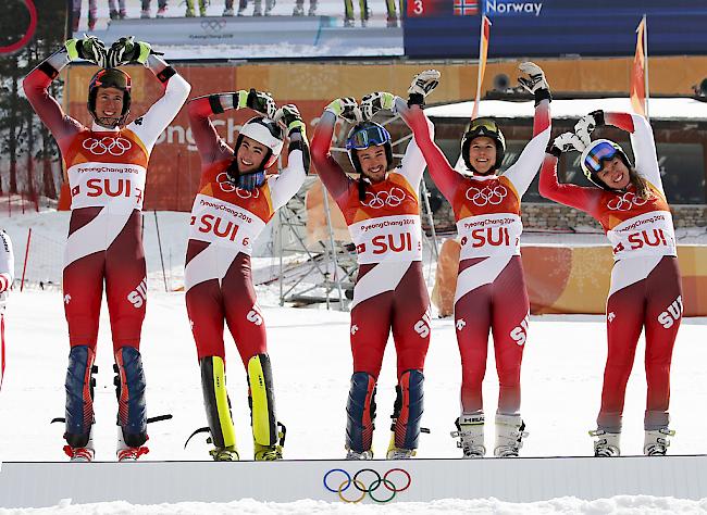 In bester Laune. Ramon Zenhaeusern, Daniel Yule, Luca Aerni, Wendy Holdener und Denise Feierabend holen Gold im alpinen Team-Event.