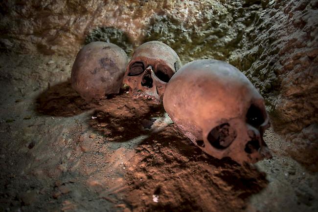 Totenschädel. Sie wurden auf einem ägyptischen Friedhof in der Provinz Minya, 245 Kilometer südlich von Kairo, freigelegt.