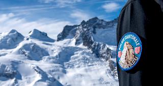 Nach ersten Ermittlungen, verliess der Skifahrer die markierte Piste des Mont-Fort auf dem
Skigebiet der 4-Vall&eacute;es. 