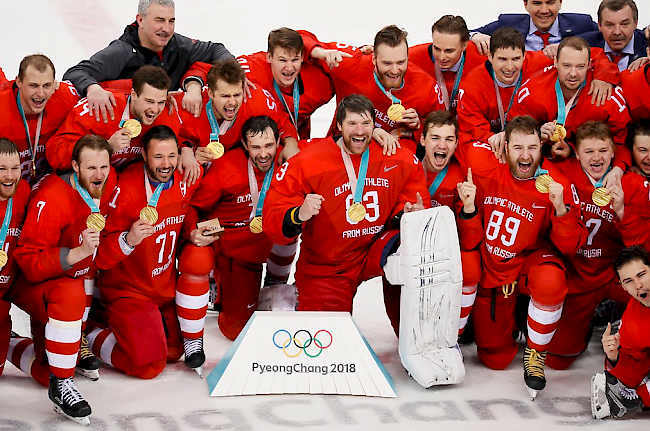 Die Athleten vom Team OAR posieren mit ihren Goldmedaillen.