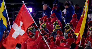 Ramon Zenh&auml;usern tr&auml;gt an der Schlussfeier die Schweizer Fahne.