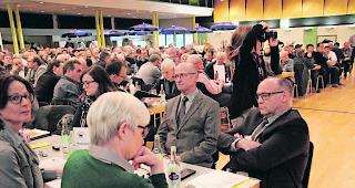 Unter Beschuss. Alwin Meichtry, Pr&auml;sident des SSZV (Zweiter von rechts), h&ouml;rte sich rund zwei Stunden die Vorw&uuml;rfe gegen ihn an. H&ouml;rte aber auch zahlreiche Redner, welche Partei f&uuml;r ihn ergriffen.  