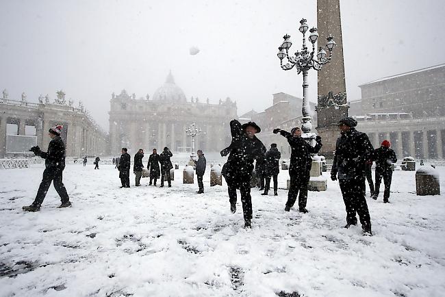 Ungewohntes Bild. Schneeballschlacht am Montagmorgen auf dem Petersplatz.