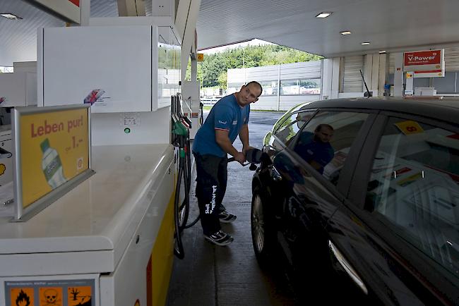 Tanken. Die Zahl der Tankstellen in der Schweiz um 42 auf 3382 (Symbolbild). 