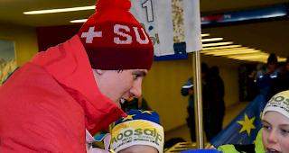 Einmal die Medaille ber&uuml;hren... Die Kinder und ihr  Ski-Idol.