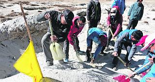 Sandig. Die Teilnehmer des Lawinenkurses &uuml;ben im Flussbett.