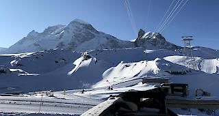 Ein Skifahrer aus Italien ist am Samstag nach einem Unfall am Klein Matterhorn verstorben. Er war auf Schweizer Seite in eine Gletscherspalte gest&uuml;rzt.