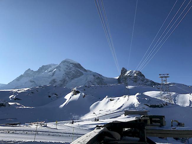 Ein Skifahrer aus Italien ist am Samstag nach einem Unfall am Klein Matterhorn verstorben. Er war auf Schweizer Seite in eine Gletscherspalte gestürzt.