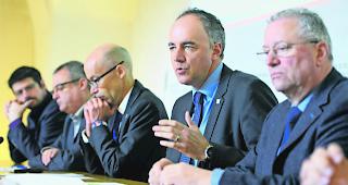 Kanton hilft mit. Von links: Yannick Buttet, IFELV-Pr&auml;sident, Willy Giroud, Pr&auml;sident der Landwirtschaftskammer, G&eacute;rald Dayer, Chef der Dienststelle f&uuml;r Landwirtschaft, Staatsrat Christophe Darbellay und Jean-Marie Tornay, Stiftungsratspr&auml;sident der Loterie Romande, pr&auml;sentieren die kantonale Unterst&uuml;tzung f&uuml;r Wein- und Obstbauern. 