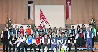 Die Geehrten. Zahlreiche Jodlerinnen und Jodler wurden f&uuml;r ihre lange Treue ausgezeichnet. 