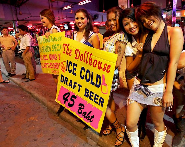 Verlockende Angebote. Thailänderinnen auf den Strassen Pattayas (Archivbild).