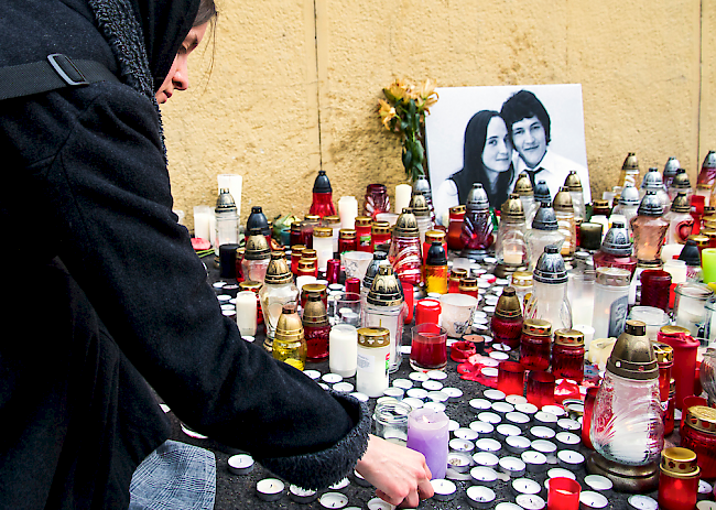 Kerzen zum Gedenken an den ermordeten Journalisten und seine Verlobte