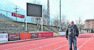 TV-Feeling. Noch ist der Bildschirm schwarz. Doch bereits ab Sonntag soll die vier Meter breite und drei Meter hohe Videoleinwand Live-Bilder von den Akteuren auf dem Spielfeld zeigen. Hans Ritz, Pr&auml;sident des FC Oberwallis Naters, schielt mit dieser neuen Anlage schon mal in Richtung Promotion League.  
