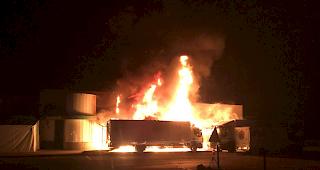 Bei einem Geb&auml;udekomplex in Sitten ist am Donnerstagmorgen ein Feuer ausgebrochen. Die Flammen haben auch auf umliegende Fahrzeuge &uuml;bergegriffen. 